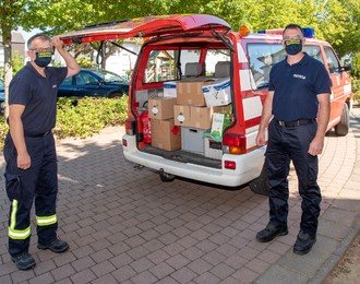 Feuerwehr verteilt Schutzartikel an Diakoniestation und Seniorenzentrum