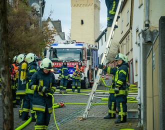 Jahresabschlussbung der Feuerwehr im Ortskern von Niederbrechen