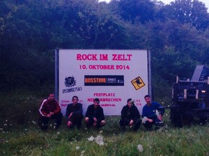 Kirmesburschen stellen Rockschilder fr den Rockabend 2014