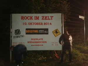 Kirmesburschen stellen Rockschilder fr den Rockabend 2014