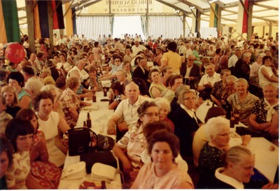 Das vollbesetzte Festzelt während der 1200-Jahrfeier in Niederbrechen 1973
