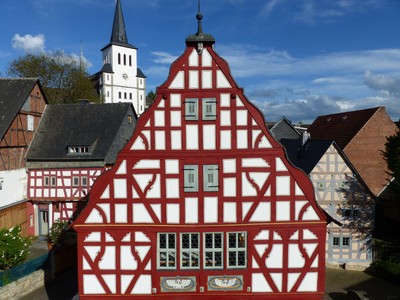Um das Alte Rathaus in Niederbrechen sind viele Häuser des einmaligen Fachwerkensembles liebevoll restauriert worden. (Foto: Stephan Dreier)