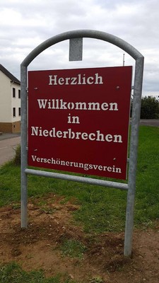 Ortseingangsschilder in Niederbrechen