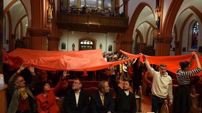 Zwei rote Tcher symbolisierten das Wirken des Heiligen Geistes. Das Patronat der neuen Pfarrei soll helfen, als Pfarrei weiter zusammenzuwachsen.