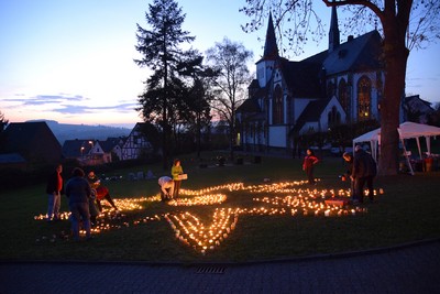 Viele freiwillige Helfer aus Niederbrechen halfen beim Aufstellen der Kerzen.