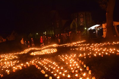 Nach dem Gottesdienst genossen die Besucher die schöne Atmosphäre rund um den Stern aus Kerzen.