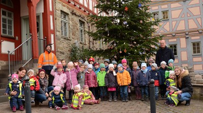 Kindergartenkinder schmcken Weihnachtsbaum in Niederbrechen
