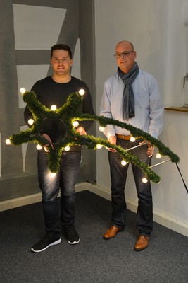 Jonas Partsch und Frank Groos mit der Weihnachtsbeleuchtung von Niederbrechen