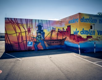 Bunte Graffitikunst statt graue Containereinfalt 