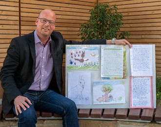 Bürgermeister Groos überwältigt von der Kreativität der Kinder in Brechen